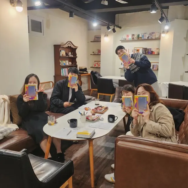 책소공 실용독서모임 참가자들이 선정 도서를 들고 찍은 사진
