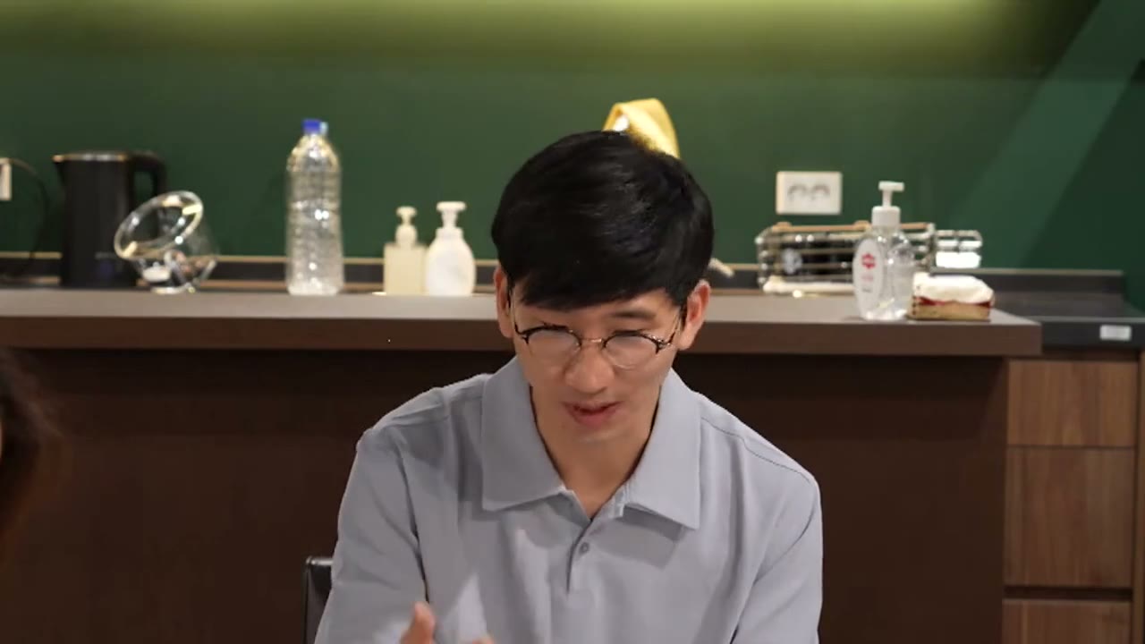 공북살롱에서 참가자들이 책을 두고 대화하는 모습